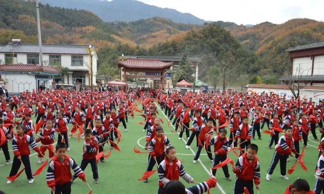 康定县小学引领教育革新，塑造未来之光新项目的探索与实践